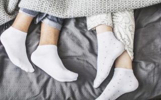 Tidur Pakai Kaus Kaki Bisa Bikin Cepat Kaya? Tren 'Sock Sleeping' yang Viral Setelah Studi Jepang Rilis