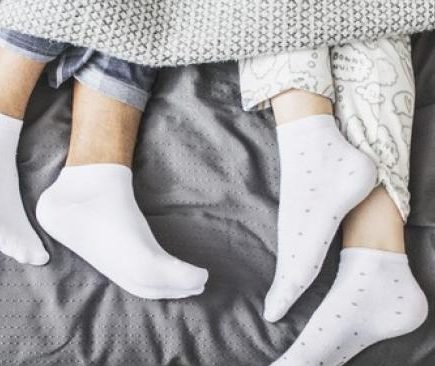 Tidur Pakai Kaus Kaki Bisa Bikin Cepat Kaya? Tren 'Sock Sleeping' yang Viral Setelah Studi Jepang Rilis