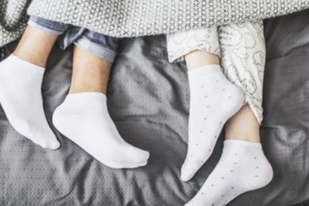 Tidur Pakai Kaus Kaki Bisa Bikin Cepat Kaya? Tren 'Sock Sleeping' yang Viral Setelah Studi Jepang Rilis