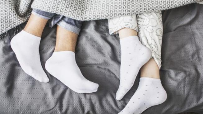 Tidur Pakai Kaus Kaki Bisa Bikin Cepat Kaya? Tren 'Sock Sleeping' yang Viral Setelah Studi Jepang Rilis